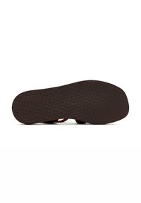 Semelle extérieure en caoutchouc brun avec un motif de grip texturé ; sans marque visible. Forme plate conçue pour le confort et la stabilité.