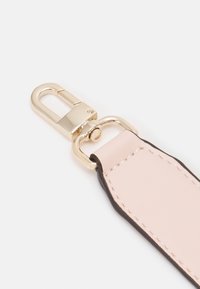 Lyserødt læderrem med sort kant og en guldfarvet metalclips. Glat tekstur med synlige syningsdetaljer langs remmen.