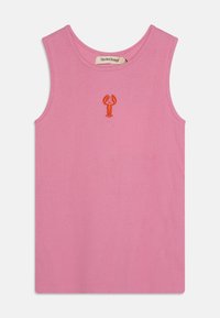 Rosa uten ermer ribbestrikket tanktop med en liten brodert oransje hummer på midten av brystet.