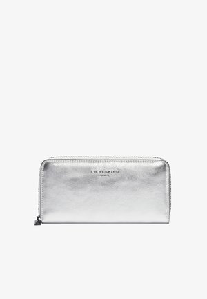 Portafoglio argentato con zip realizzato in pelle metallica. Presenta un logo impresso e un design elegante e rettangolare con una texture liscia.