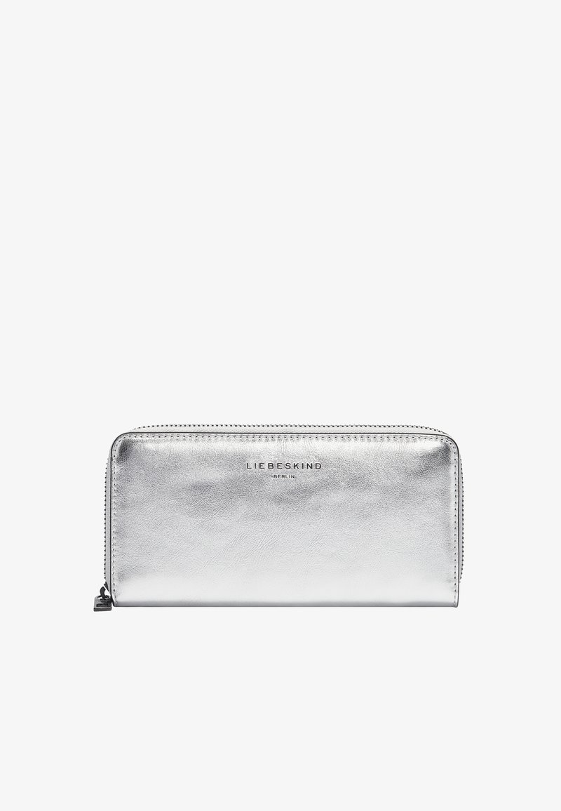 Srebrny portfel na zamek błyskawiczny wykonany z metalicznej skóry. Posiada wytłaczane logo oraz elegancki, prostokątny kształt z gładką teksturą.
