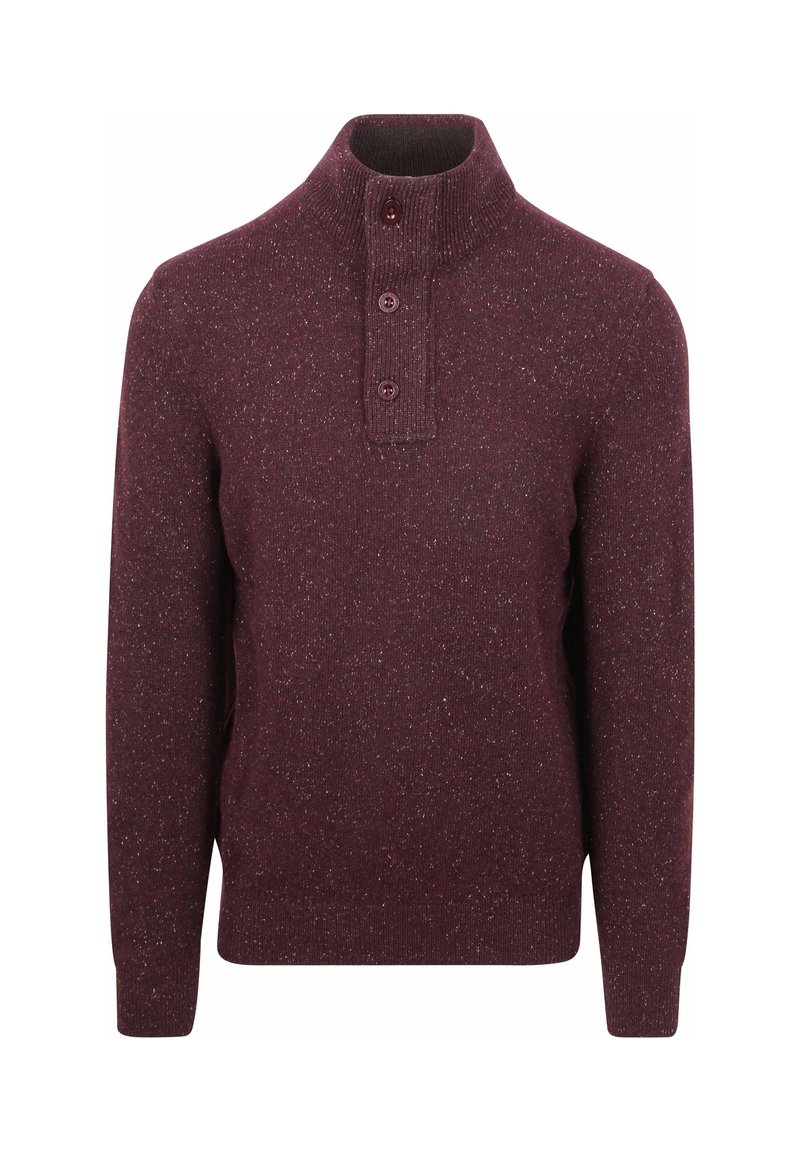 Bordeauxrode gebreide trui met een hoge kraag, drie knopen en een getextureerd patroon met subtiele vlekjes door de stof.