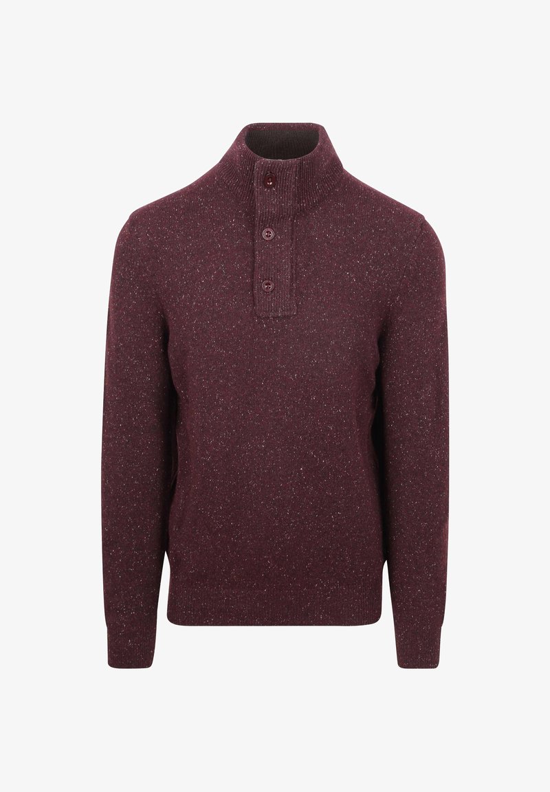 Bordeauxrode gebreide trui met een hoge kraag, drie knopen en een getextureerd patroon met subtiele vlekjes door de stof.