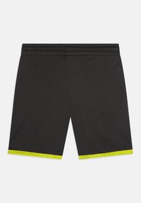 Zwarte sportshorts met een elastische tailleband, met een contrasterende neon groene afwerking aan de onderrand. Soepele stoftextuur.