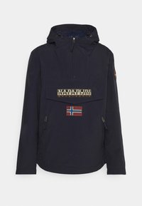 Granatowa kurtka przeciwwiatrowa z przednią kieszenią, zamkiem błyskawicznym, regulowanym kapturem oraz naszywką z norweską flagą. Lekki materiał o matowym wykończeniu.