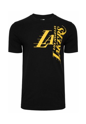 Camiseta de algodón negra con gráficos amarillos de "LA" y "LOS ANGELES LAKERS" con un diseño dinámico en diagonal. Mangas cortas, cuello redondo.