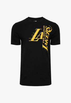 Camiseta de algodón negra con gráficos amarillos de "LA" y "LOS ANGELES LAKERS" con un diseño dinámico en diagonal. Mangas cortas, cuello redondo.