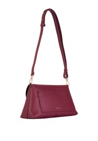 Borsa a tracolla in pelle borgogna con una forma strutturata, dettagli in metallo dorato e una tasca frontale. Inclusa una tracolla regolabile.