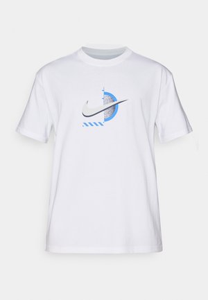Balts kokvilnas T-krekls ar grafisku dizainu, kas satur zilas akcentus, pelēku apļveida rakstu un Nike logotipu centrā. Īsas piedurknes.