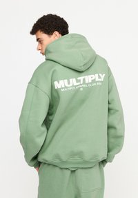 Multiply Apparel MULTIPLY - Jersey con capucha - hedge green