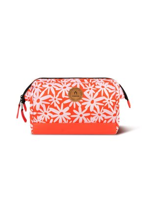 Trousse cosmétique orange avec des motifs floraux blancs, une fermeture éclair noire et un patch logo rond marron. Fabriquée en tissu durable avec une texture lisse.