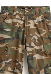 Herre Vans cargoshorts med grøn, brun, beige og sort camouflagemønster og frontknaplukning.