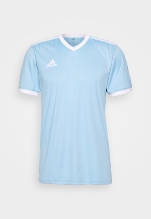 Jasnoniebieska sportowa koszulka Adidas z białym kołnierzykiem i brzegami rękawów, krótkie rękawy i logo Adidas po prawej stronie klatki piersiowej.
