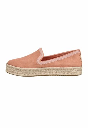 Espadrilová bota na nazutí z růžového semiše s cikcak ozdobou a tlustou opletenou podešví z juty, pohled z pravé strany.