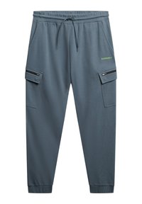 Ciemnoszare cargo jogger pants z elastycznym pasem, sznurkiem, kieszeniami bocznymi, kieszeniami na zamek oraz małym zielonym logo "SUPERDRY" na udzie.