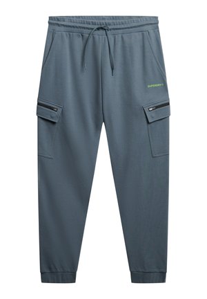 Ciemnoszare cargo jogger pants z elastycznym pasem, sznurkiem, kieszeniami bocznymi, kieszeniami na zamek oraz małym zielonym logo "SUPERDRY" na udzie.