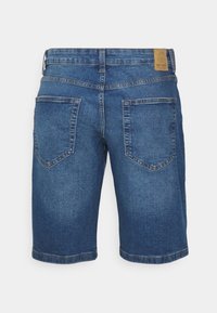 Blauwe denim shorts hebben een normale pasvorm, een mid-rise taille, twee achterzakken met ronde randen en een gestikte zoom.