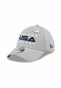 Graue Netz-Basketballmütze mit "USA" in Marineblau bestickt, weißen Sternen um den Text und einer kleinen USA-Flaggennadel in Form einer Karte auf dem vorderen Panel.