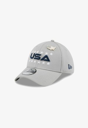 Graue Netz-Basketballmütze mit "USA" in Marineblau bestickt, weißen Sternen um den Text und einer kleinen USA-Flaggennadel in Form einer Karte auf dem vorderen Panel.