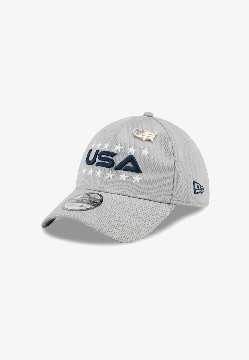 Graue Netz-Basketballmütze mit "USA" in Marineblau bestickt, weißen Sternen um den Text und einer kleinen USA-Flaggennadel in Form einer Karte auf dem vorderen Panel.