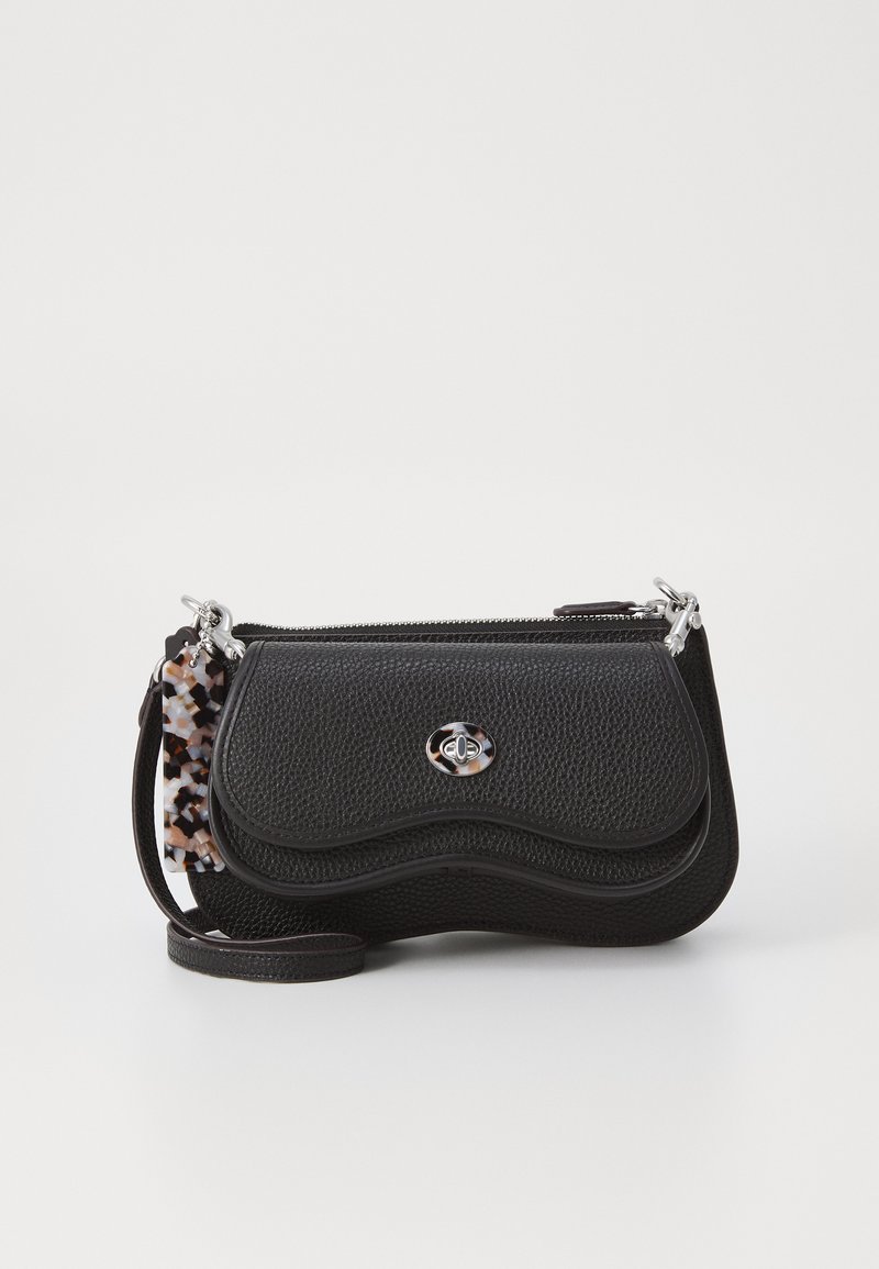 Schwarze Ledertasche für den Kreuzbody mit strukturierter Oberfläche, geschwungenem Design, silbernen Beschlägen und einem dekorativen, gemusterten Akzent am Träger.
