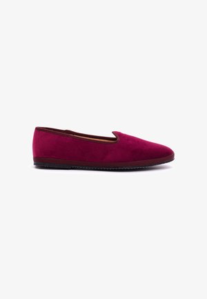 Scarpa bassa bordeaux slip-on con tomaia in morbido camoscio e suola sottile marrone, progettata per un uso casual o interno.