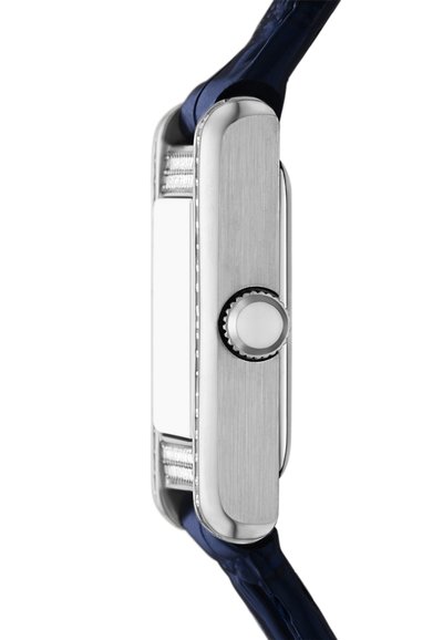 Silberne Metallarmbanduhr mit rechteckigem Gehäuse, blauem Lederarmband, Krone an der Seite und strukturierten Akzenten in der Nähe des Glases.