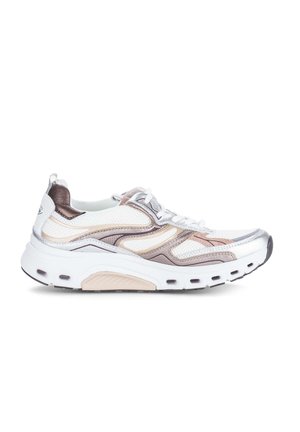 Witte en metallic beige sportieve sneaker met dikke zool, veters aan de voorkant en inzetstukken van mesh-stof, zijwaarts weergegeven op een witte achtergrond.