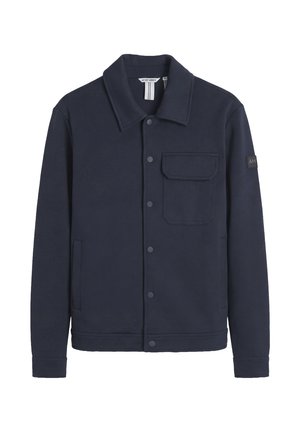 Donker marineblauwe casual jas met drukknopen, een enkele klep borstzak, zijzakken en kraag, met het label "AM" op de linker mouw.