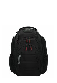 Mochila negra con múltiples compartimentos con cremallera, panel trasero acolchado y correas ajustables. Presenta acentos rojos y un logotipo en el frente.