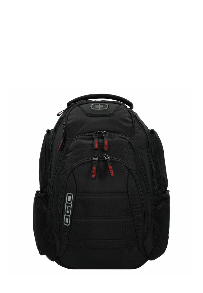 Mochila negra con múltiples compartimentos con cremallera, panel trasero acolchado y correas ajustables. Presenta acentos rojos y un logotipo en el frente.