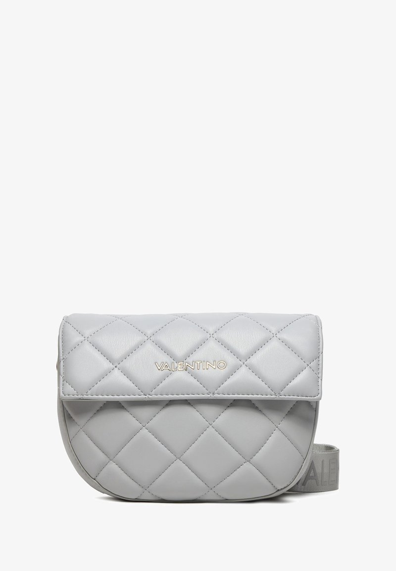 Bolsa de ombro de couro cinza acolchoado com fecho de aba, apresentando um logótipo dourado e uma alça texturizada. Forma compacta adequada para os essenciais.