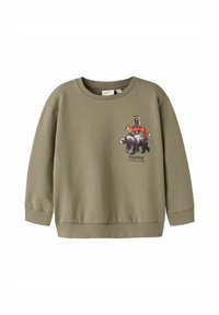 Sudadera color caqui con puños y dobladillo acanalados, que presenta un gráfico de un mapache, un zorro y un oso con el texto "AMIGOS" debajo.