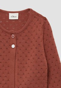 Roze cardigan van gebreide stof met een gestructureerd patroon, voorzien van een ronde halslijn en twee knopen aan de voorkant.