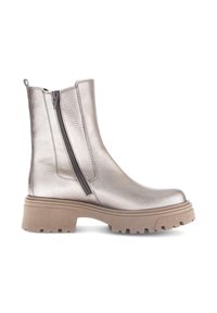 Metallisch zilveren enkellaars met een gestructureerde afwerking, sluiting met een rits aan de zijkant, en een stevige beige zool met een gegroefd patroon.