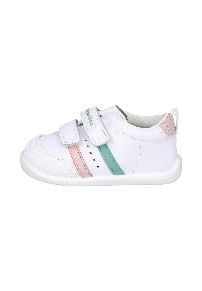 Zapatilla blanca con dos correas ajustables de velcro, con una punta texturizada, acentos en verde menta y rosa, y una suela de goma.