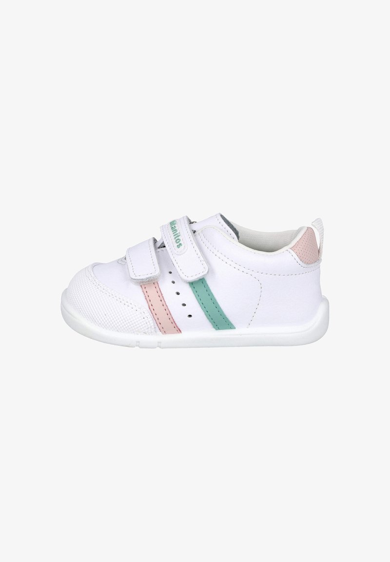 Zapatilla blanca con dos correas ajustables de velcro, con una punta texturizada, acentos en verde menta y rosa, y una suela de goma.