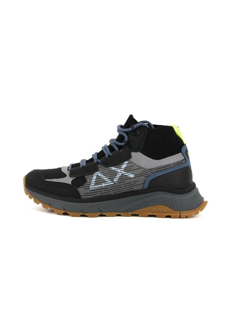 Scarpa da trekking alta nera e grigia con accenti testurizzati, lacci blu, dettagli riflettenti e suola in gomma con un motivo di battistrada frastagliato.