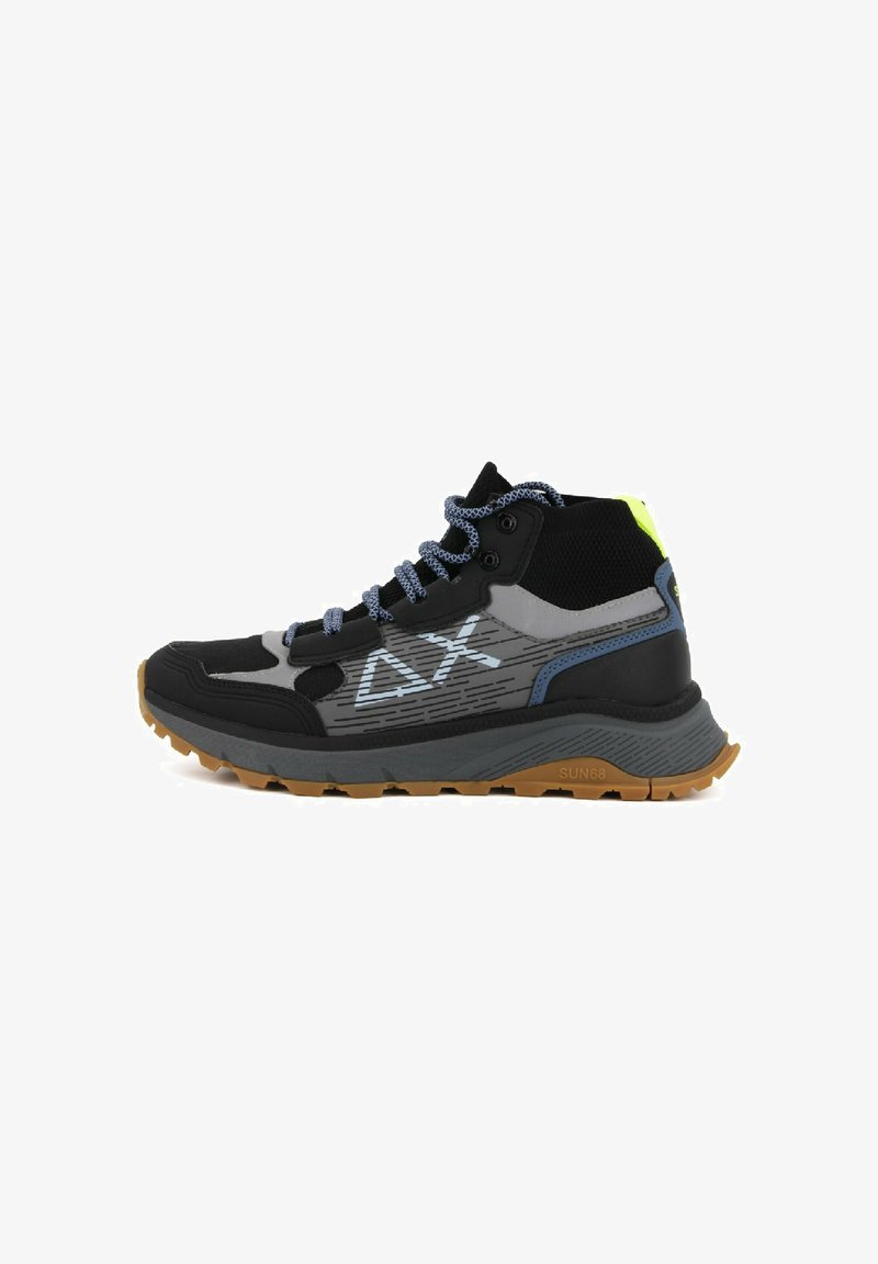 Scarpa da trekking alta nera e grigia con accenti testurizzati, lacci blu, dettagli riflettenti e suola in gomma con un motivo di battistrada frastagliato.