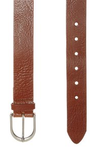 Ceinture en cuir marron avec une texture lisse, cinq trous d'ajustement et une boucle en métal argenté. L'extrémité est effilée et arrondie.