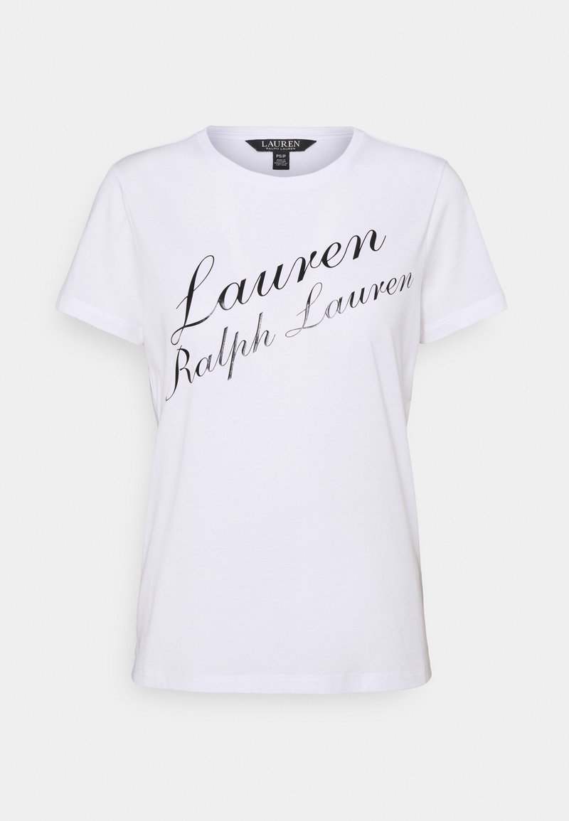 Valkoinen puuvillapaita lyhyillä hihoilla, jossa on musta käsikirjoitusteksti "Lauren Ralph Lauren" edessä, kaareva kaula-aukko, klassinen istuvuus.
