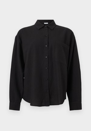 Camicia nera a maniche lunghe con bottoni, colletto e taschino sul petto, mostrata su uno sfondo bianco uniforme.