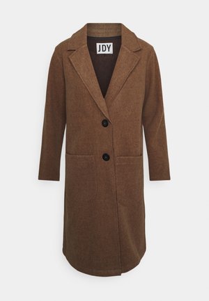 Brun uldfrakke til knæet med to forreste knapper, store påsatte lommer, lange ærmer og bred reverskrave.