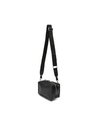 Sac en cuir noir à bandoulière, de forme rectangulaire, avec fermeture éclair et sangle en tissu réglable. Texture lisse avec des accents matériels minimaux.