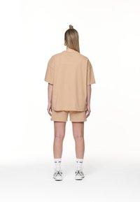 Pegador BRACY - Tricou basic - washed safari sand/white