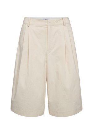 Shorts beige taille haute longueur genou avec plis devant, passants pour ceinture et fermeture frontale dissimulée, confectionnés dans un tissu léger.