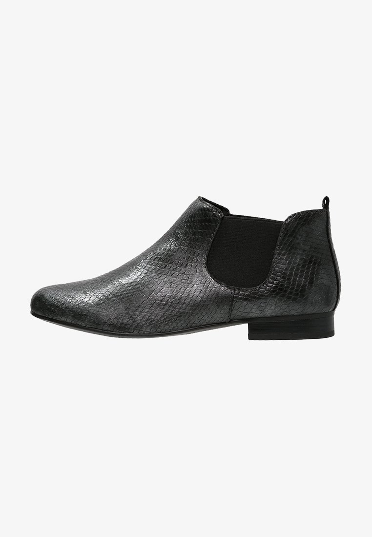 Bottines noires avec un motif reptilien texturé, des panneaux latéraux élastiques et un talon bas. Surface lisse avec une silhouette élégante.