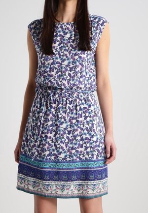 Robe à imprimé floral avec des manches courtes, taille élastiquée et ourlet à volants présentant des accents bleus et violets. Tissu léger.