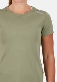 2XU AERO TEE - Basic T-shirt - alpine/silver reflective