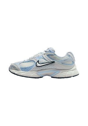 Witte en lichtblauwe sportieve sneaker met meshpanelen, zwart-witte Nike swoosh en een dikke, patroonzool.